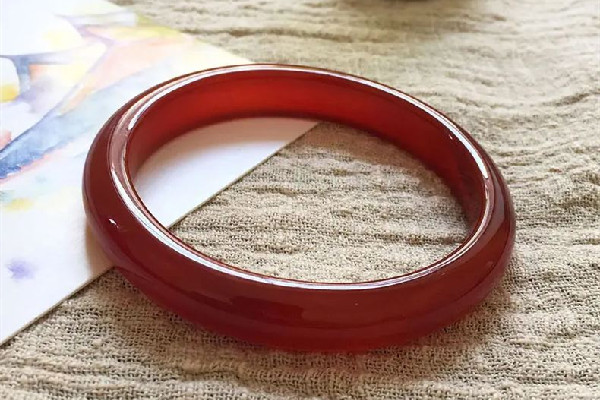 紅玉髓的功效和作用 紅玉髓對(duì)女性有什么好處 紅玉髓的功效和作用 紅玉髓對(duì)女性有什么好處