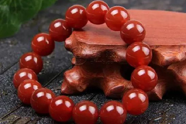 紅玉髓的功效和作用 紅玉髓對(duì)女性有什么好處 紅玉髓的功效和作用 紅玉髓對(duì)女性有什么好處