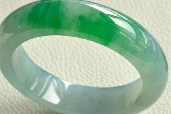 翡翠手鐲哪個(gè)品種的好 翡翠手鐲種水等級(jí)區(qū)分 翡翠手鐲哪個(gè)品種的好 翡翠手鐲種水等級(jí)區(qū)分