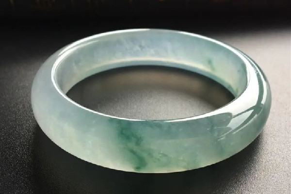 飄花手鐲是飄花越多越貴嗎 飄花手鐲的飄花會(huì)擴(kuò)散嗎