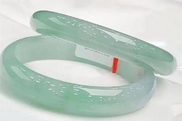 翡翠手鐲哪個(gè)品種的好 翡翠手鐲種水等級(jí)區(qū)分 翡翠手鐲哪個(gè)品種的好 翡翠手鐲種水等級(jí)區(qū)分