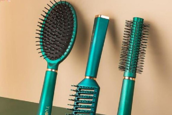 滾梳帶鬃毛和不戴鬃毛的區(qū)別 滾梳為什么會卡頭發(fā) 滾梳帶鬃毛和不戴鬃毛的區(qū)別 滾梳為什么會卡頭發(fā)