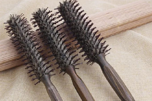 滾梳帶鬃毛和不戴鬃毛的區(qū)別 滾梳為什么會卡頭發(fā) 滾梳帶鬃毛和不戴鬃毛的區(qū)別 滾梳為什么會卡頭發(fā)