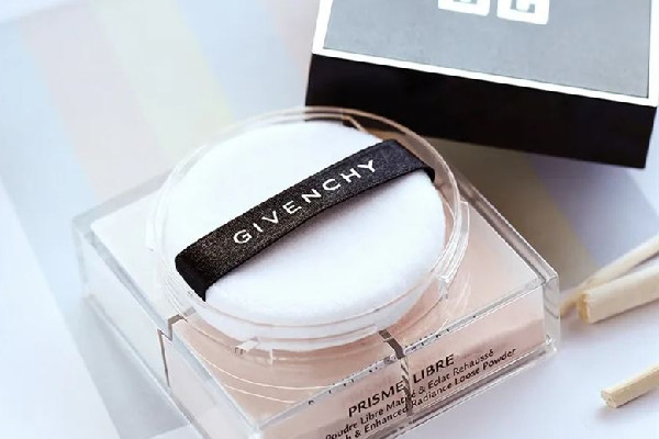 紀(jì)梵希散粉和蜜粉餅?zāi)膫€(gè)好 紀(jì)梵希散粉用久了不好出粉怎么辦 紀(jì)梵希散粉和蜜粉餅?zāi)膫€(gè)好 紀(jì)梵希散粉用久了不好出粉怎么辦