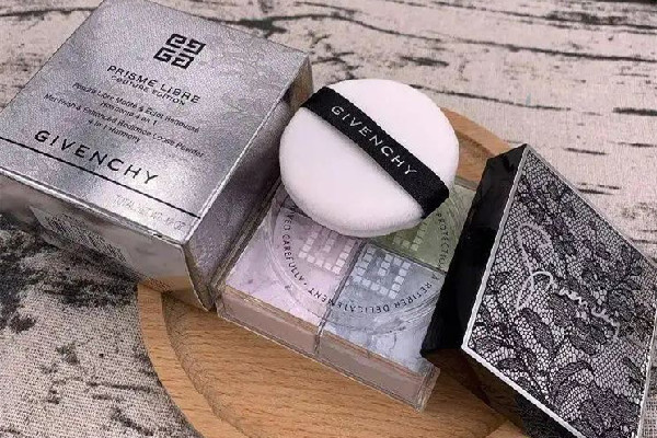 紀(jì)梵希散粉和蜜粉餅?zāi)膫€(gè)好 紀(jì)梵希散粉用久了不好出粉怎么辦 紀(jì)梵希散粉和蜜粉餅?zāi)膫€(gè)好 紀(jì)梵希散粉用久了不好出粉怎么辦