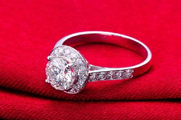 婚戒要不要一直戴著 婚戒會(huì)越來越松嗎 婚戒要不要一直戴著 婚戒會(huì)越來越松嗎