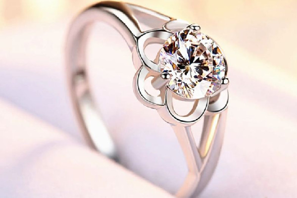 婚戒要不要一直戴著 婚戒會(huì)越來越松嗎 婚戒要不要一直戴著 婚戒會(huì)越來越松嗎