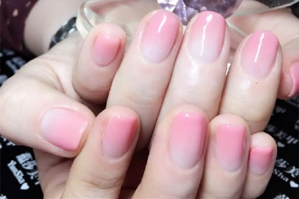 漸變美甲怎么涂才沒有刷痕 漸變美甲要涂幾遍 漸變美甲怎么涂才沒有刷痕 漸變美甲要涂幾遍