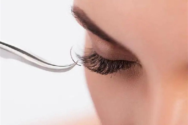 江漢路步行街KOLYBEAUTY寇寇美甲美容美睫韓式定妝店做睫毛會(huì)難受