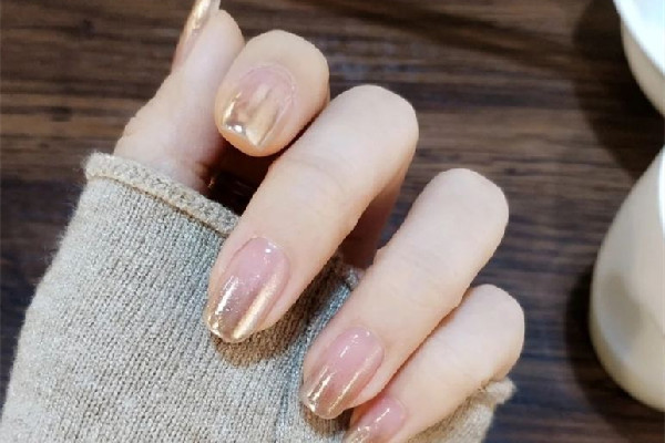 漸變美甲怎么涂才沒有刷痕 漸變美甲要涂幾遍 漸變美甲怎么涂才沒有刷痕 漸變美甲要涂幾遍