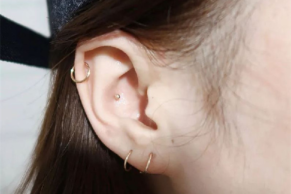 江漢路步行街星靚彩耳洞吧專業(yè)打耳洞穿耳洞店服務怎么樣 穿耳洞后如何護理