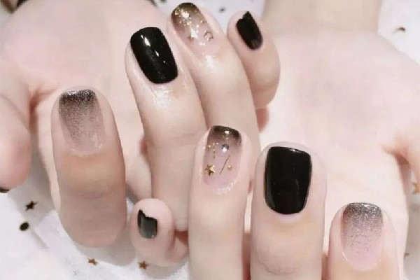 漸變美甲怎么涂才沒有刷痕 漸變美甲要涂幾遍 漸變美甲怎么涂才沒有刷痕 漸變美甲要涂幾遍