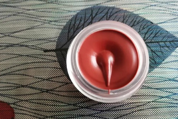 唇泥有酒精味正常嗎 唇泥會(huì)過(guò)期嗎 唇泥有酒精味正常嗎 唇泥會(huì)過(guò)期嗎