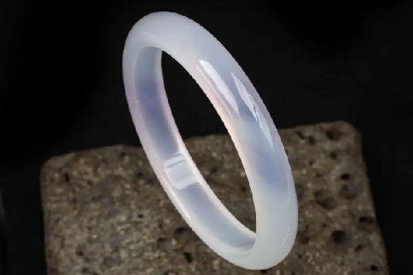 手鐲戴久了變黃什么原因 手鐲變黃了是正?，F(xiàn)象嗎