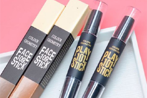 修容棒用什么暈開(kāi) 修容棒可以用美妝蛋暈開(kāi)嗎 修容棒用什么暈開(kāi) 修容棒可以用美妝蛋暈開(kāi)嗎