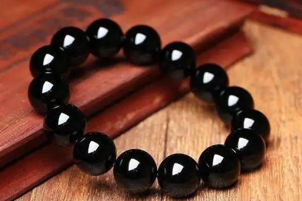 黑曜石適合什么屬相 黑曜石適合女人戴嗎 黑曜石適合什么屬相 黑曜石適合女人戴嗎