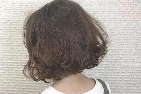 燙頭發(fā)可以改善頭油嗎 燙頭發(fā)對(duì)頭皮有傷害嗎 燙頭發(fā)可以改善頭油嗎 燙頭發(fā)對(duì)頭皮有傷害嗎