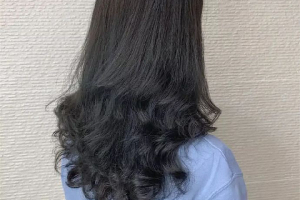 燙頭發(fā)可以改善頭油嗎 燙頭發(fā)對(duì)頭皮有傷害嗎 燙頭發(fā)可以改善頭油嗎 燙頭發(fā)對(duì)頭皮有傷害嗎