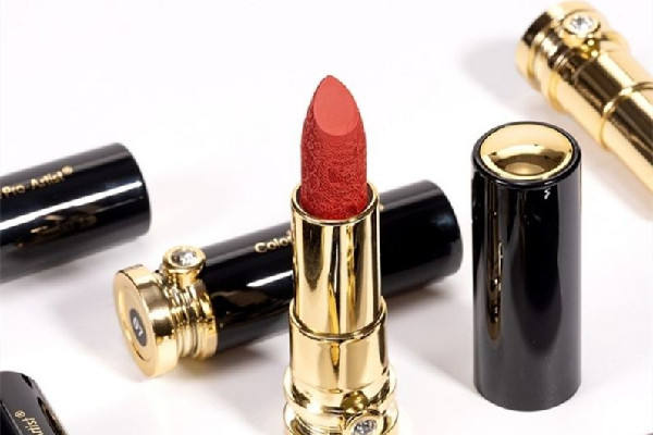 絲絨口紅是干的還是潤的 絲絨口紅會(huì)不會(huì)干 絲絨口紅是干的還是潤的 絲絨口紅會(huì)不會(huì)干