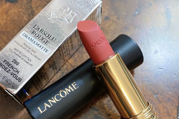 絲絨口紅是干的還是潤的 絲絨口紅會(huì)不會(huì)干 絲絨口紅是干的還是潤的 絲絨口紅會(huì)不會(huì)干