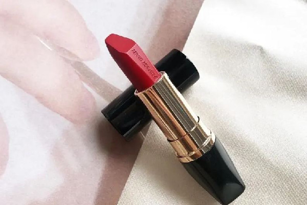 口紅有苦味怎么回事 口紅為什么會(huì)變黑 口紅有苦味怎么回事 口紅為什么會(huì)變黑