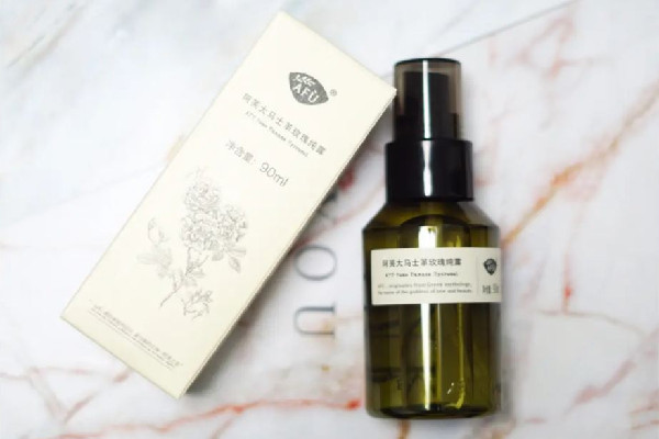 玫瑰純露和玫瑰花苞液哪個好 玫瑰純露用了為什么臉還干 玫瑰純露和玫瑰花苞液哪個好 玫瑰純露用了為什么臉還干