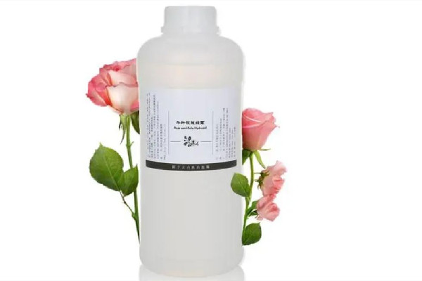 玫瑰純露補(bǔ)水效果怎么樣 玫瑰純露用完要洗掉嗎 玫瑰純露補(bǔ)水效果怎么樣 玫瑰純露用完要洗掉嗎