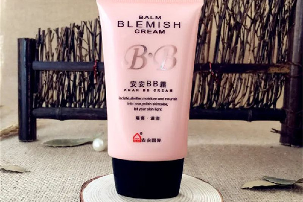 BB霜和素顏霜一起用嗎 BB霜可以用來(lái)補(bǔ)妝嗎 BB霜和素顏霜一起用嗎 BB霜可以用來(lái)補(bǔ)妝嗎