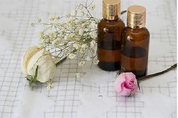 玫瑰精油可以用來刮痧嗎 玫瑰精油可以用蘆薈膠稀釋嗎 玫瑰精油可以用來刮痧嗎 玫瑰精油可以用蘆薈膠稀釋嗎