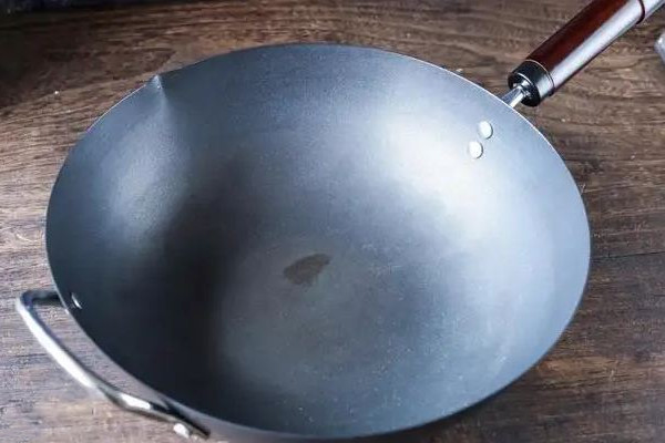 鐵鍋里面的黑垢怎樣去除 鐵鍋為什么一擦有黑色 鐵鍋里面的黑垢怎樣去除 鐵鍋為什么一擦有黑色