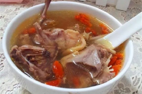 乳鴿湯和烏雞湯哪個好 乳鴿湯的營養(yǎng)價值高嗎 乳鴿湯和烏雞湯哪個好 乳鴿湯的營養(yǎng)價值高嗎