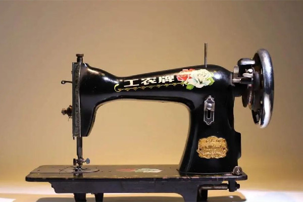 福建一工廠日薪2千招縫紉機(jī)師傅 縫紉機(jī)和手縫的區(qū)別 福建一工廠日薪2千招縫紉機(jī)師傅 縫紉機(jī)和手縫的區(qū)別