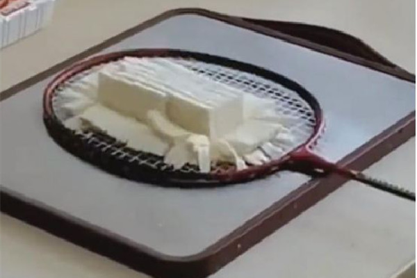 男子用羽毛球拍瞬間切好豆腐 切豆腐怎么切不粘刀