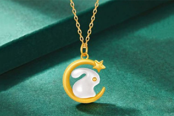 兔年本命年女性戴什么好 兔年本命年女性可以戴金兔嗎 兔年本命年女性戴什么好 兔年本命年女性可以戴金兔嗎