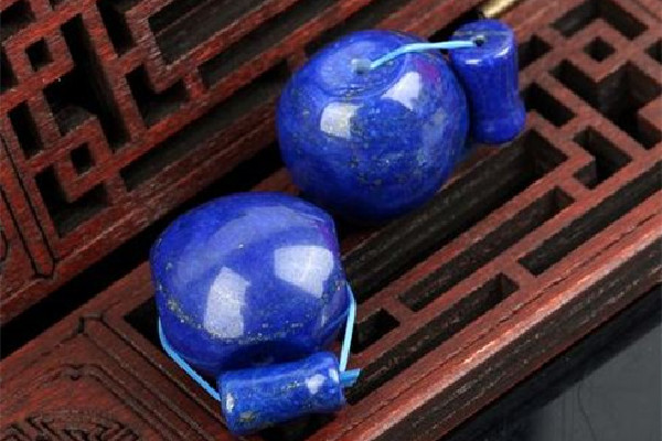 青金石和蜜蠟?zāi)膫€(gè)更適合女生 青金石戴左手還是右手 青金石和蜜蠟?zāi)膫€(gè)更適合女生 青金石戴左手還是右手