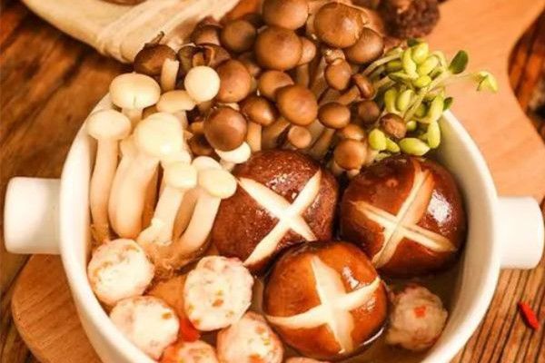 菌湯火鍋?zhàn)灾茰椎淖龇?菌湯火鍋要用什么調(diào)料 菌湯火鍋?zhàn)灾茰椎淖龇?菌湯火鍋要用什么調(diào)料