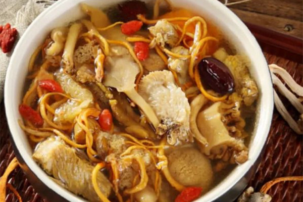 菌湯火鍋?zhàn)灾茰椎淖龇?菌湯火鍋要用什么調(diào)料 菌湯火鍋?zhàn)灾茰椎淖龇?菌湯火鍋要用什么調(diào)料