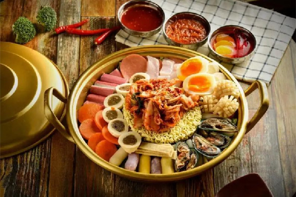 部隊火鍋是辣的還是甜的 部隊火鍋是什么味道 部隊火鍋是辣的還是甜的 部隊火鍋是什么味道