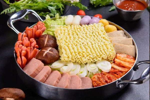 部隊(duì)火鍋的做法 部隊(duì)火鍋要放些什么食材 部隊(duì)火鍋的做法 部隊(duì)火鍋要放些什么食材