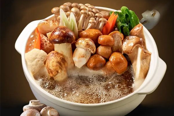 菌湯火鍋?zhàn)灾茰椎淖龇?菌湯火鍋要用什么調(diào)料 菌湯火鍋?zhàn)灾茰椎淖龇?菌湯火鍋要用什么調(diào)料