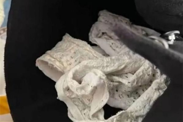 女子網(wǎng)購(gòu)牛仔褲竟在里面發(fā)現(xiàn)內(nèi)褲 網(wǎng)購(gòu)發(fā)現(xiàn)異物怎么處理 女子網(wǎng)購(gòu)牛仔褲竟在里面發(fā)現(xiàn)內(nèi)褲 網(wǎng)購(gòu)發(fā)現(xiàn)異物怎么處理