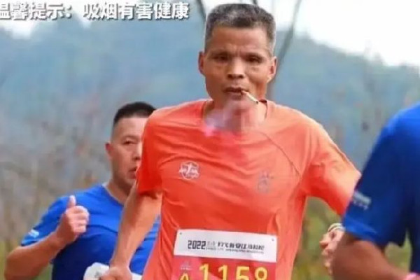 廣州男子邊抽煙邊跑馬拉松火到國(guó)外 馬拉松的精神和意義 廣州男子邊抽煙邊跑馬拉松火到國(guó)外 馬拉松的精神和意義