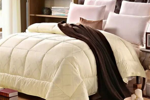 羊絨被和蠶絲被哪種好 羊絨被是什么時候蓋的 羊絨被和蠶絲被哪種好 羊絨被是什么時候蓋的