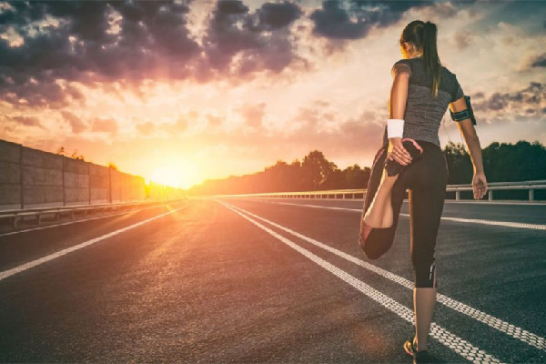 廣州男子邊抽煙邊跑馬拉松火到國(guó)外 馬拉松的精神和意義 廣州男子邊抽煙邊跑馬拉松火到國(guó)外 馬拉松的精神和意義