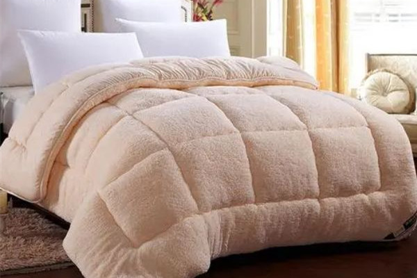 羊絨被和蠶絲被哪種好 羊絨被是什么時候蓋的 羊絨被和蠶絲被哪種好 羊絨被是什么時候蓋的