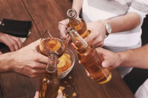 男子酒后遛狗被卡電梯致狗死亡 喝酒后吃什么解酒 男子酒后遛狗被卡電梯致狗死亡 喝酒后吃什么解酒