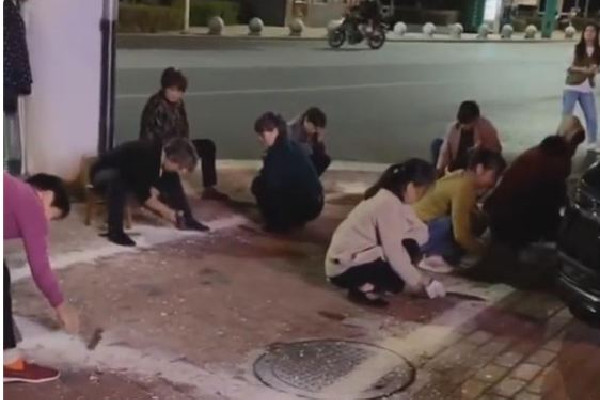 大媽為跳廣場舞拿工具砍掉停車線 跳廣場舞為什么上癮 大媽為跳廣場舞拿工具砍掉停車線 跳廣場舞為什么上癮