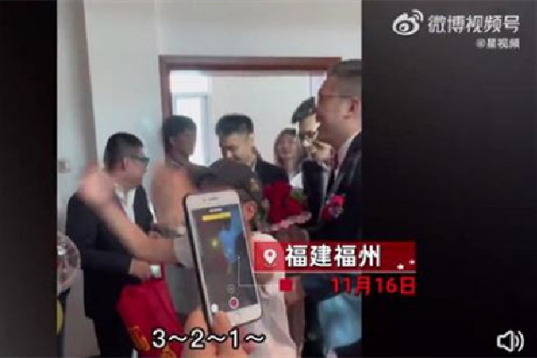 新郎接親遇22個(gè)小孩堵門要紅包 接親堵門紅包一般放多少錢 新郎接親遇22個(gè)小孩堵門要紅包 接親堵門紅包一般放多少錢