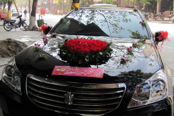 婚車車隊(duì)占滿3車道不讓超車 婚車車隊(duì)一般怎么配 婚車車隊(duì)占滿3車道不讓超車 婚車車隊(duì)一般怎么配