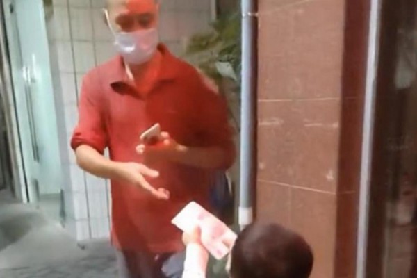 兒子劃傷豪車(chē)爸爸讓其拿金幣道歉 孩子犯錯(cuò)家長(zhǎng)應(yīng)該怎樣教育